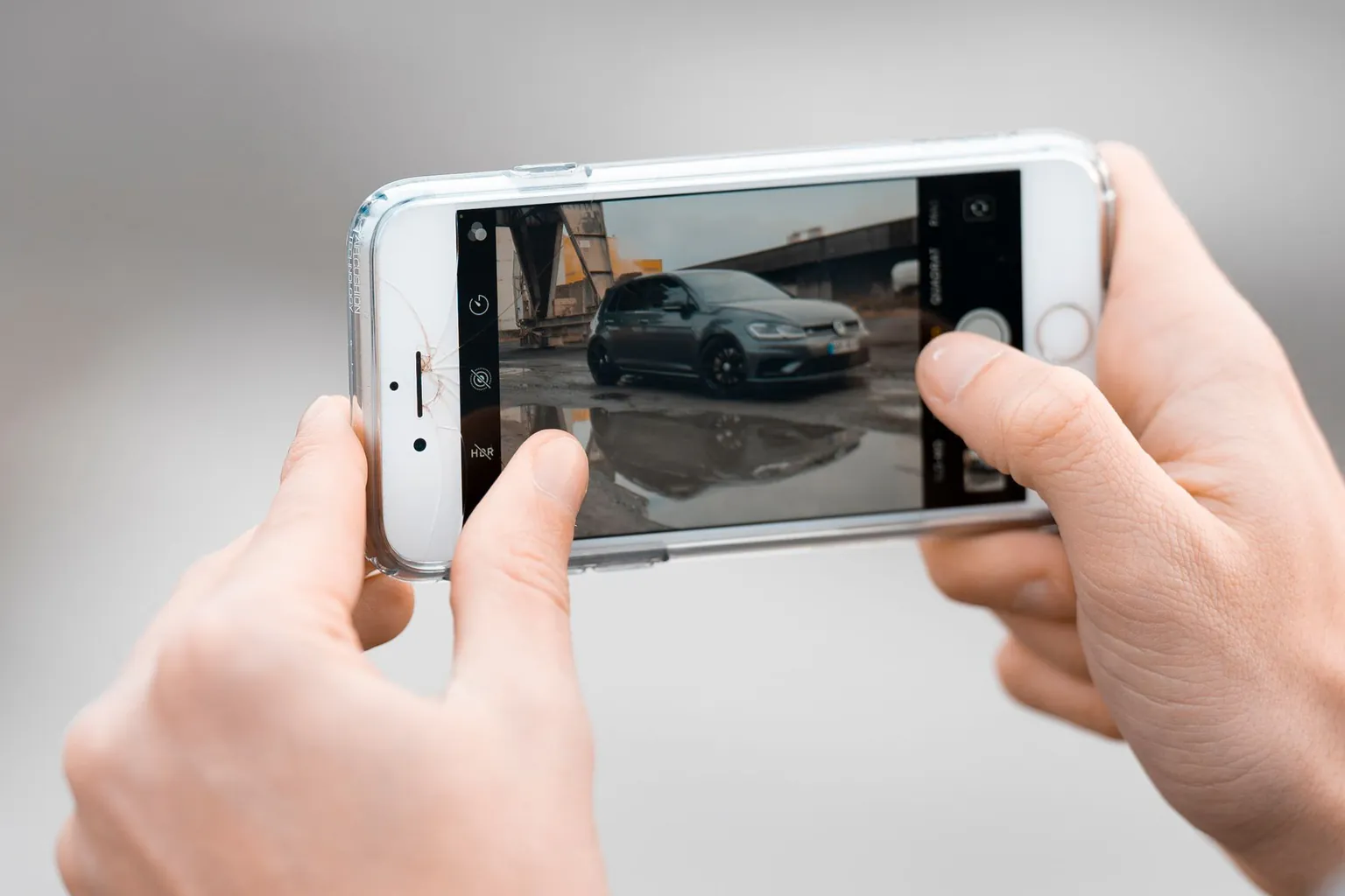 Propriétaire photographiant sa voiture avant de la vendre