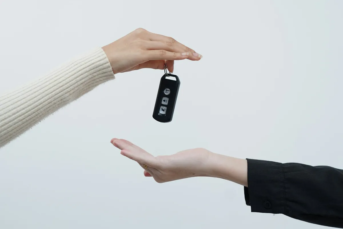 Remise sécurisée des clés lors d’une vente de voiture entre particuliers