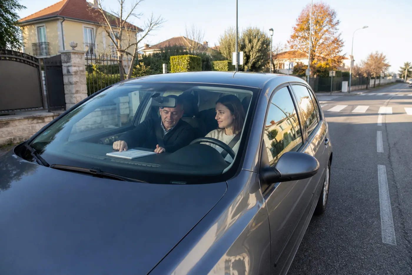 Moniteur et élève préparant une leçon de conduite dans une rue calme